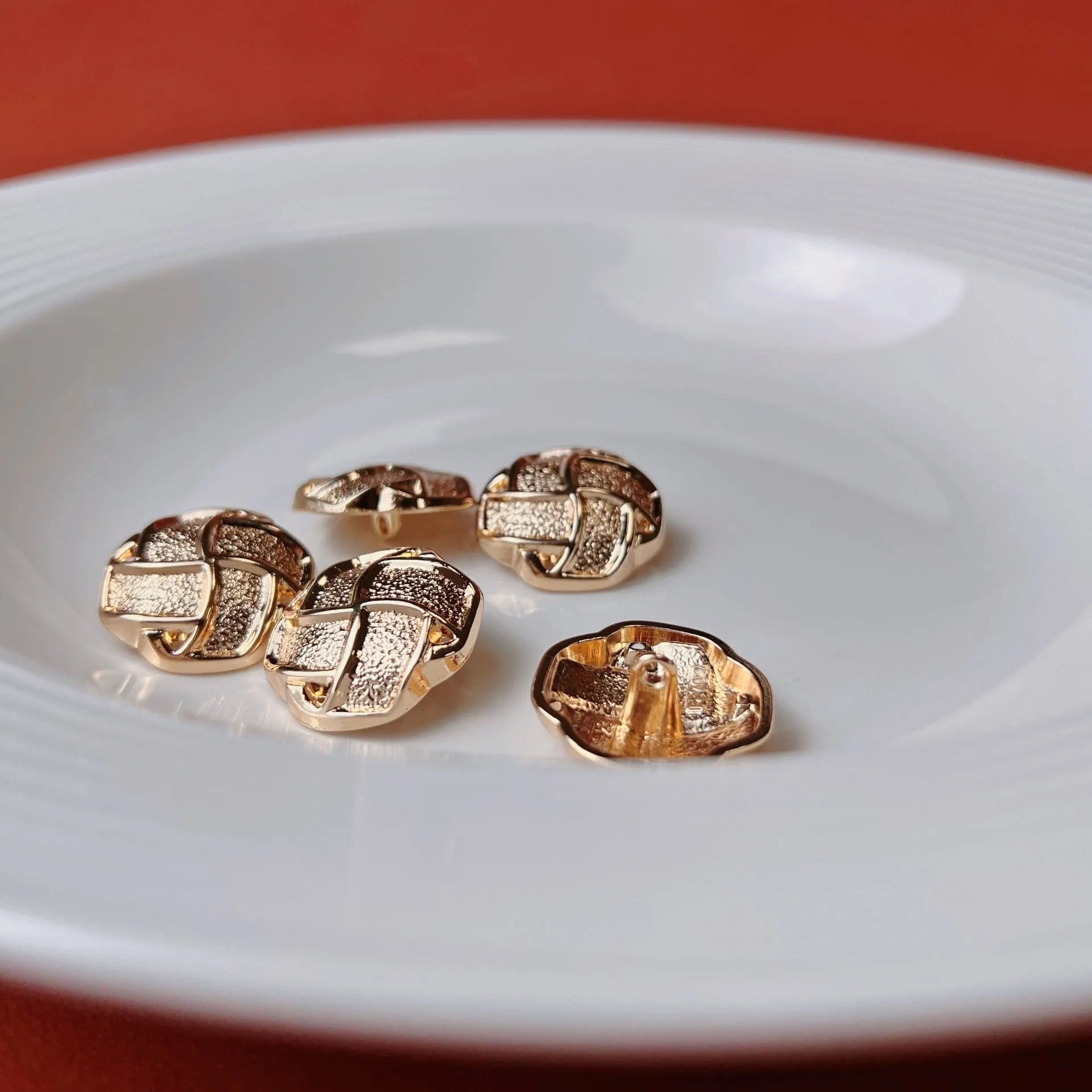 18/23MM Gold Curved Checkered Polygon Metal Buttons 20pcs