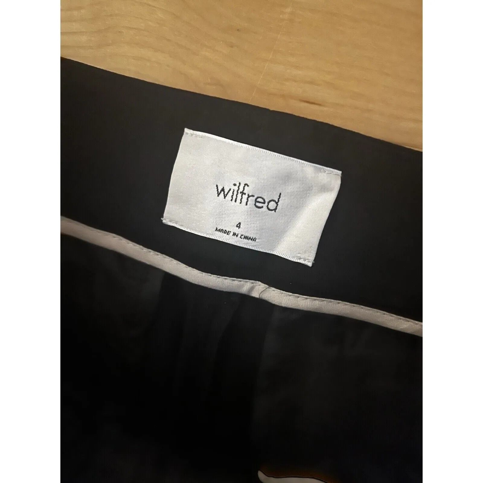 Aritzia Wilfred Women's Black Tie Front Ankle Pants – Size 4 High-Rise Crepe