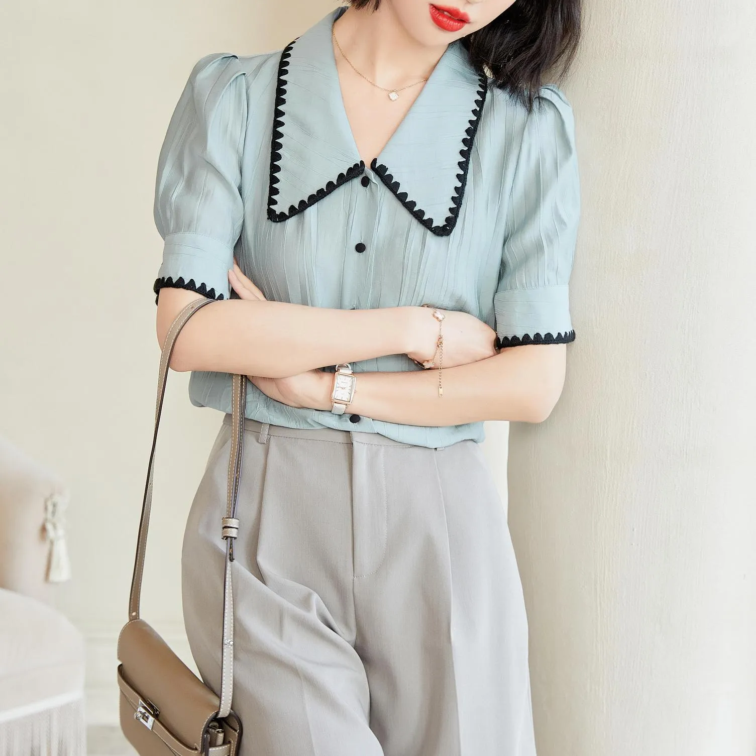 Elegant Chiffon Blouse with Crinkled Gauze and Spread Neckline
