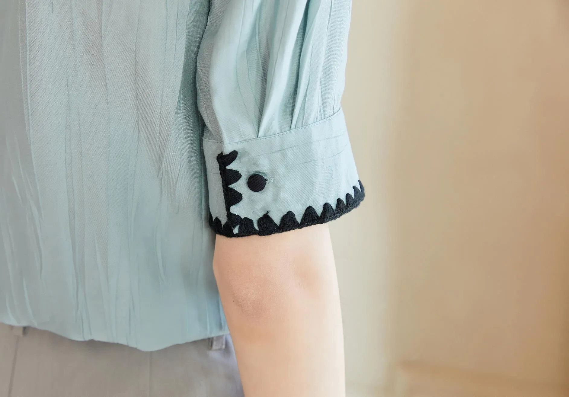 Elegant Chiffon Blouse with Crinkled Gauze and Spread Neckline