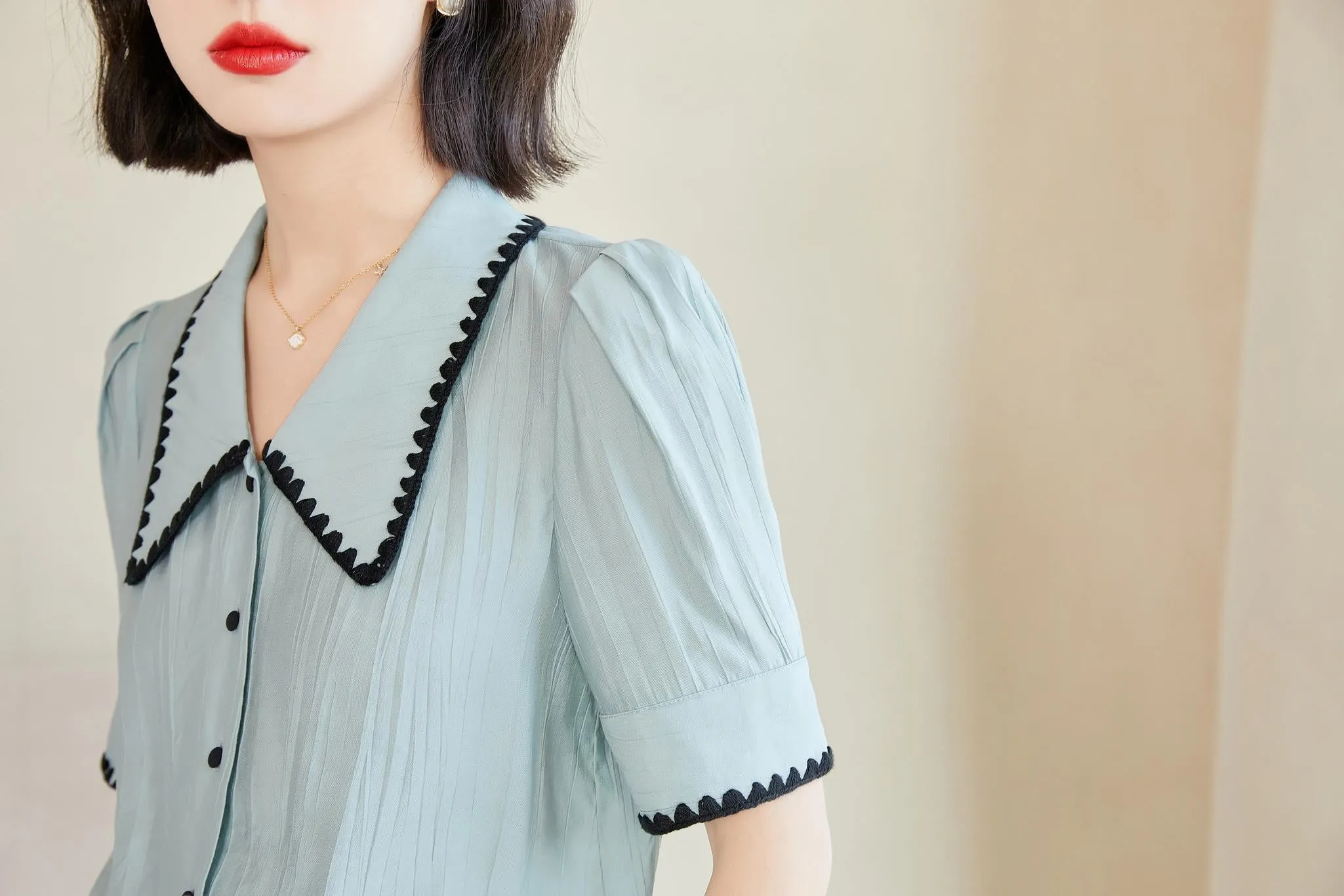 Elegant Chiffon Blouse with Crinkled Gauze and Spread Neckline