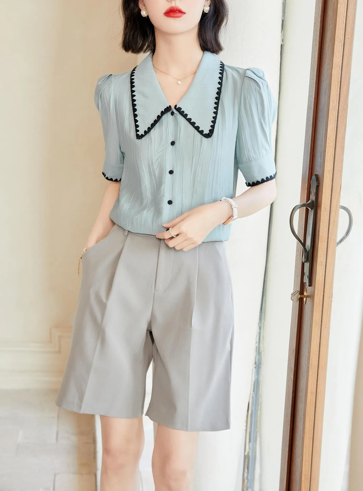 Elegant Chiffon Blouse with Crinkled Gauze and Spread Neckline