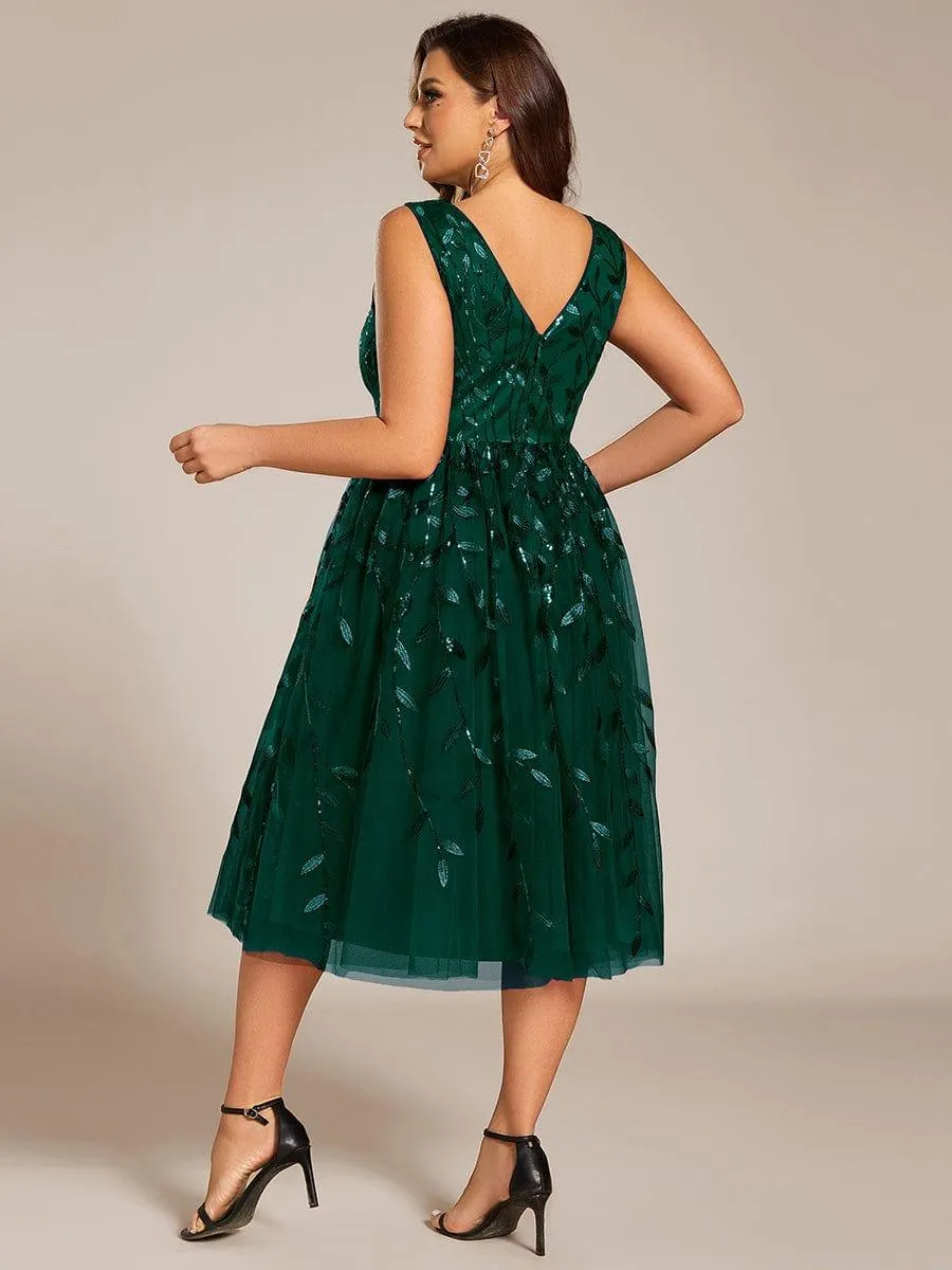 Robe d'invitée de mariage mi-longue à paillettes et feuilles grande taille