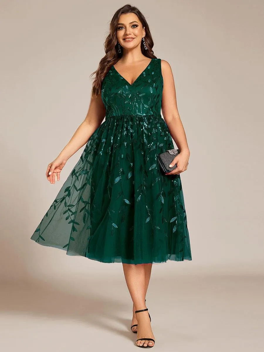 Robe d'invitée de mariage mi-longue à paillettes et feuilles grande taille