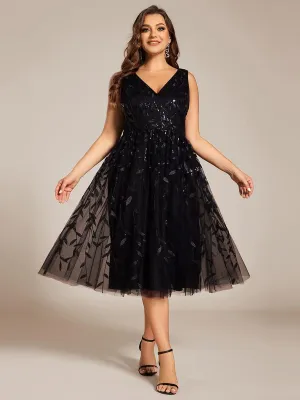 Robe d'invitée de mariage mi-longue à paillettes et feuilles grande taille
