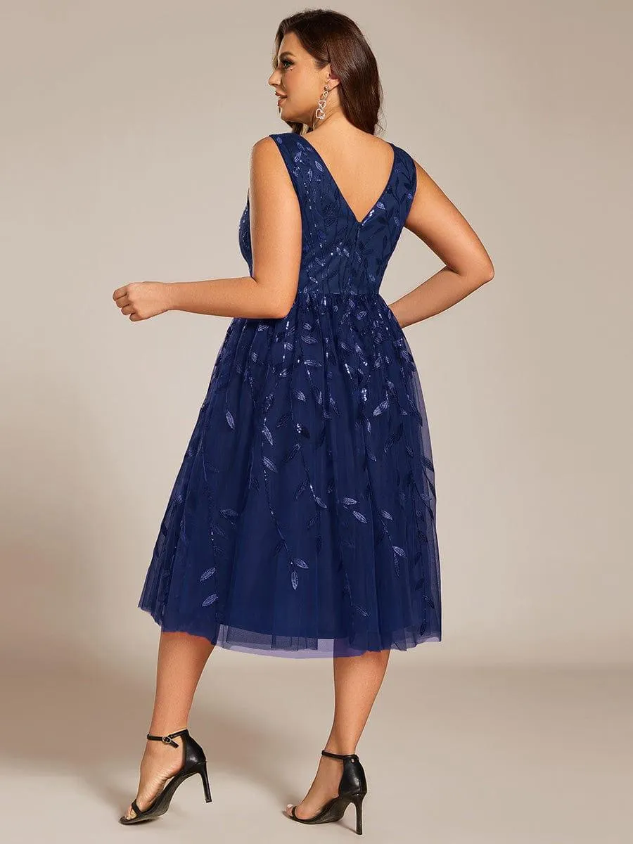 Robe d'invitée de mariage mi-longue à paillettes et feuilles grande taille