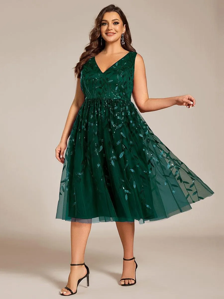 Robe d'invitée de mariage mi-longue à paillettes et feuilles grande taille